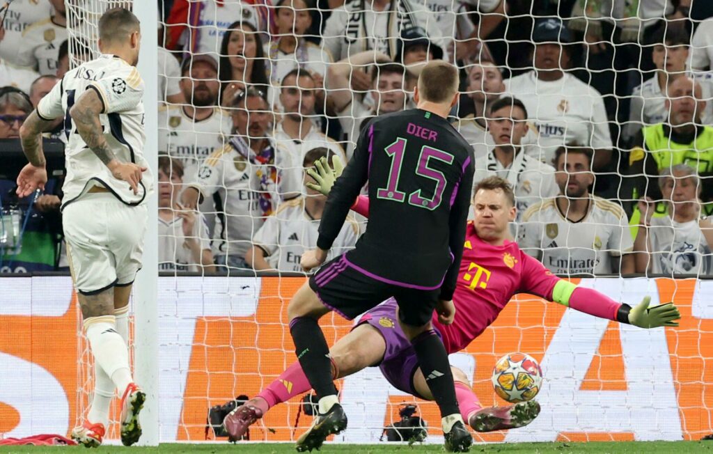 MADRID, SPAIN - MAY 08: Joselu of Real Madrid scores his team's first goal past Manuel Neuer of Bayern Munich during the UEFA Champions League semi-final second leg match between Real Madrid and FC Bayern München at Estadio Santiago Bernabeu on May 08, 2024 in Madrid, Spain. (Photo by Alexander Hassenstein/Getty Images)