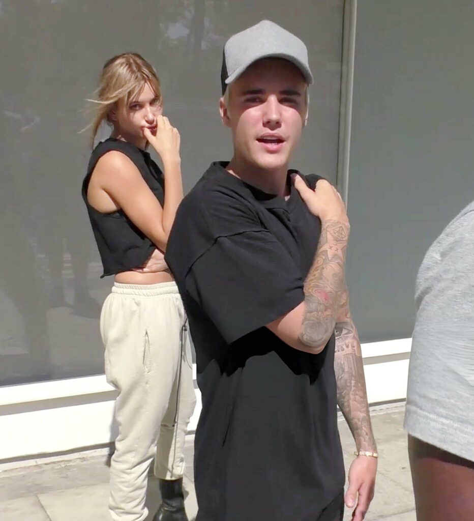 LOS ANGELES, CA - OCTOBER 07: Justin Bieber and Hailey Baldwin are seen on October 7, 2015 in Los Angeles, CA. (Photo by JMA/Star Max/GC Images)