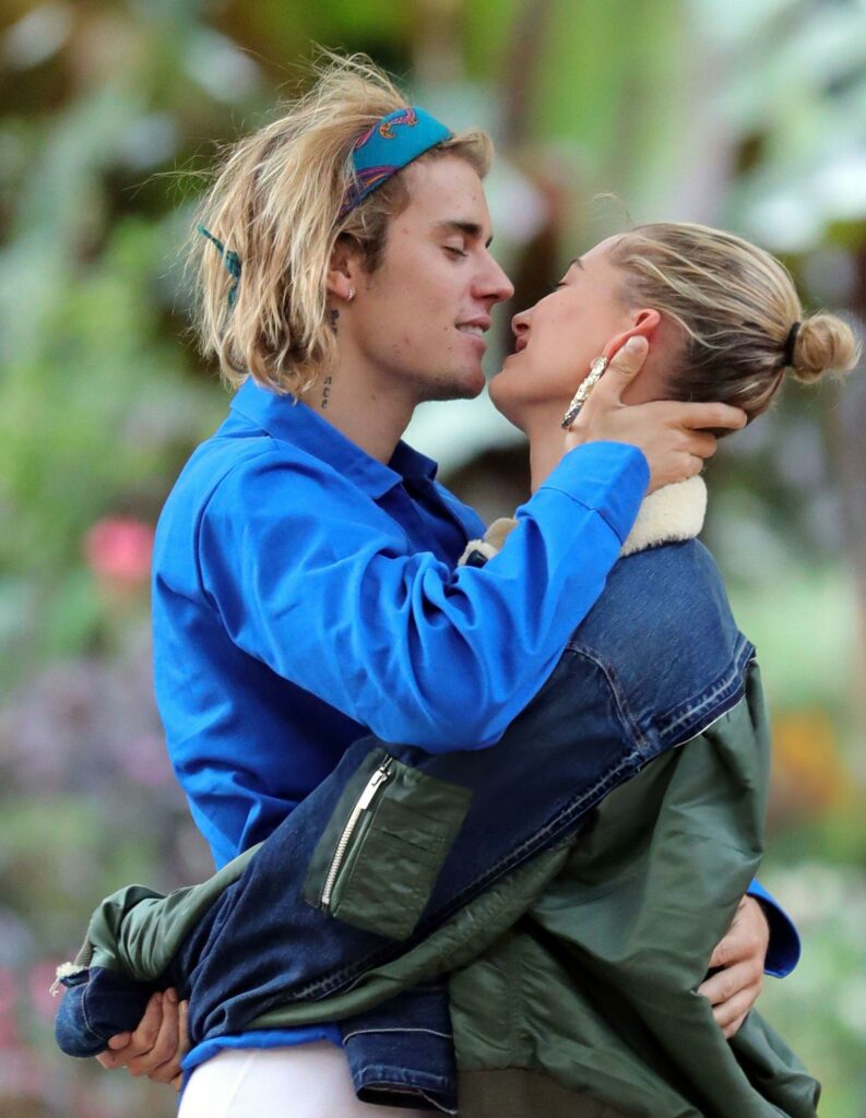 LONDON, ENGLAND - SEPTEMBER 17: Justin Bieber and Hailey Baldwin seen with a very public embrace during a walk in London's Hyde Park on September 17, 2018 in London, England. (Photo by Mark R. Milan/GC Images)