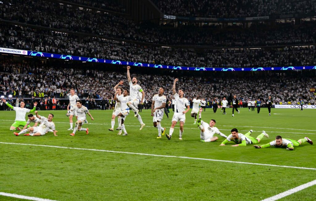 MADRID, SPAIN - MAY 8: Real Madrid squad celebrates after winning Bayern Munich during the UEFA Champions League semi-final second leg match between Real Madrid and FC Bayern München at Estadio Santiago Bernabeu on May 8, 2024 in Madrid, Spain. (Photo by Alberto Gardin/Eurasia Sport Images/Getty Images)